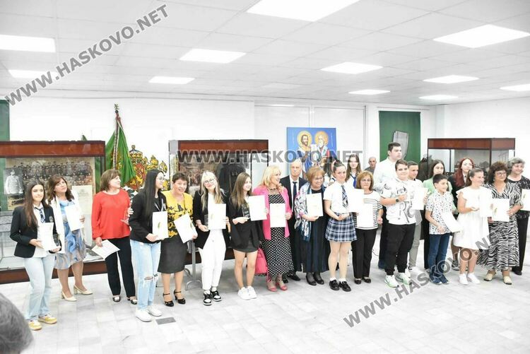 РУО награди 12 учители за заслуги и изявени ученици от Хасковско