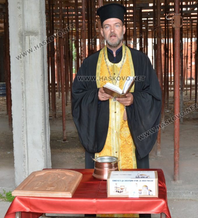 Молебен и водосвет за възобновеното преди 1 г. дострояване на църквата в „Орфей“
