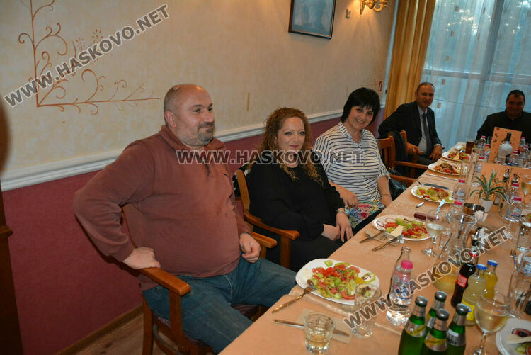 Силни випуски на ПГТАТ и Спортното училище празнуват своя бал