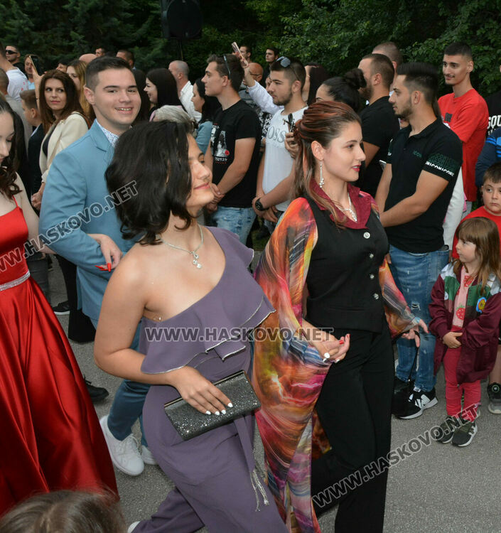 Еуфория и палитра от тоалети на бала на ПГДС в Хасково
