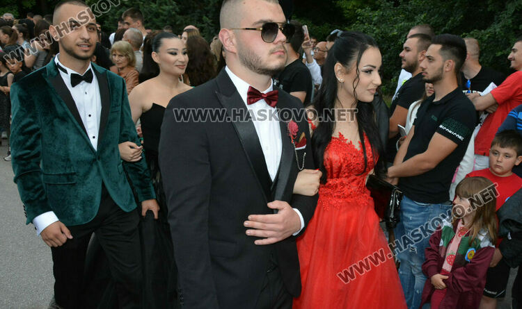 Еуфория и палитра от тоалети на бала на ПГДС в Хасково