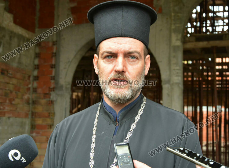 Молебен и водосвет за възобновеното преди 1 г. дострояване на църквата в „Орфей“
