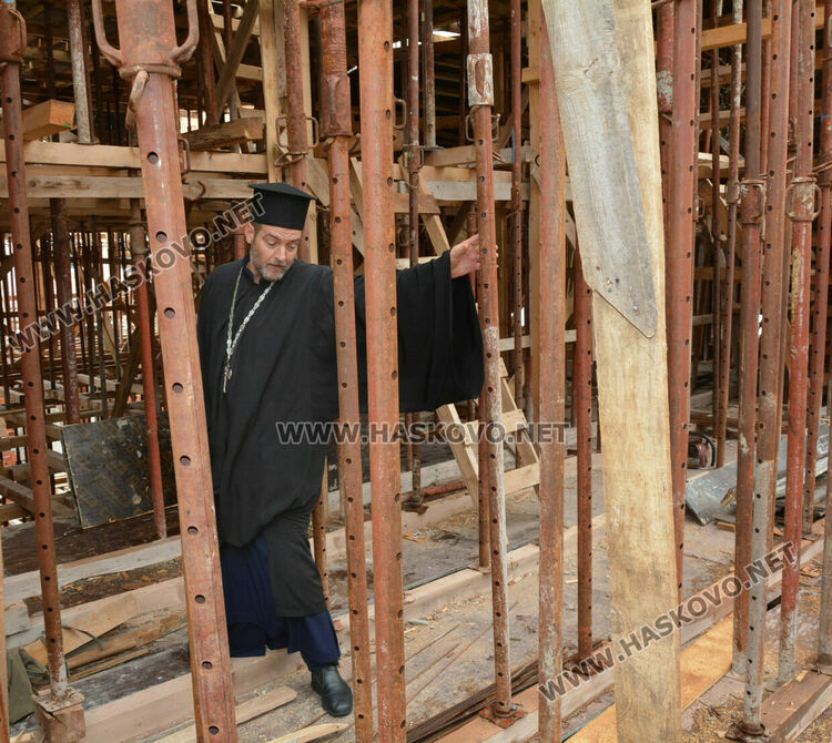 Молебен и водосвет за възобновеното преди 1 г. дострояване на църквата в „Орфей“