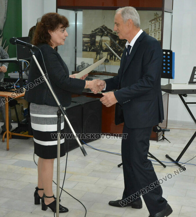 РУО награди 12 учители за заслуги и изявени ученици от Хасковско