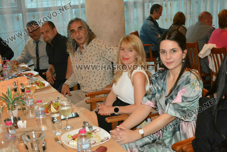 Силни випуски на ПГТАТ и Спортното училище празнуват своя бал