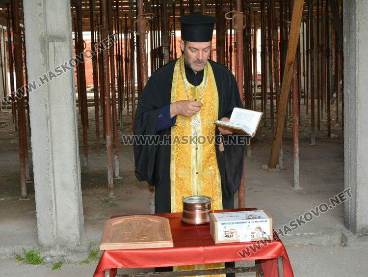 Молебен и водосвет за възобновеното преди 1 г. дострояване на църквата в „Орфей“