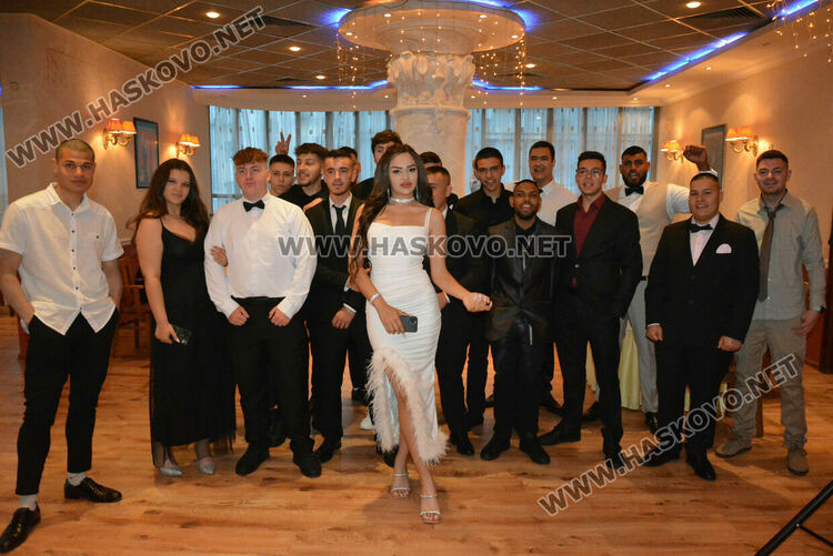 Силни випуски на ПГТАТ и Спортното училище празнуват своя бал