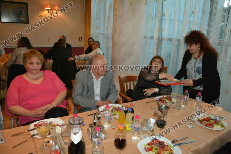 Силни випуски на ПГТАТ и Спортното училище празнуват своя бал