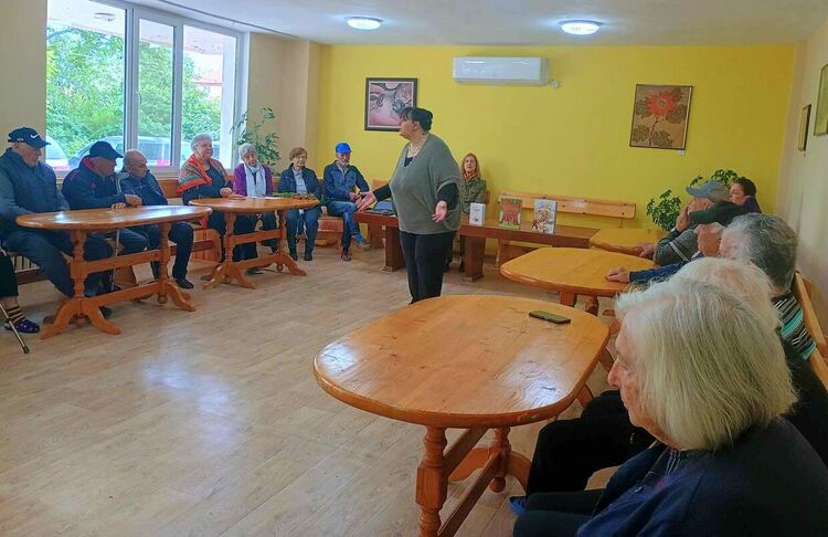 „Екип 254“ към БЧК Кърджали изненада потребителите на Дома за стари хора    с творческа среща с Божидара Ангелова
