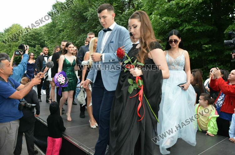Еуфория и палитра от тоалети на бала на ПГДС в Хасково