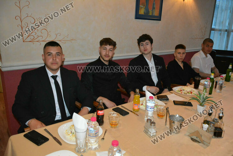 Силни випуски на ПГТАТ и Спортното училище празнуват своя бал