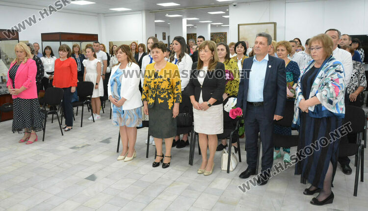 РУО награди 12 учители за заслуги и изявени ученици от Хасковско