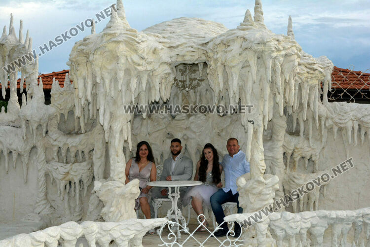 Силни випуски на ПГТАТ и Спортното училище празнуват своя бал