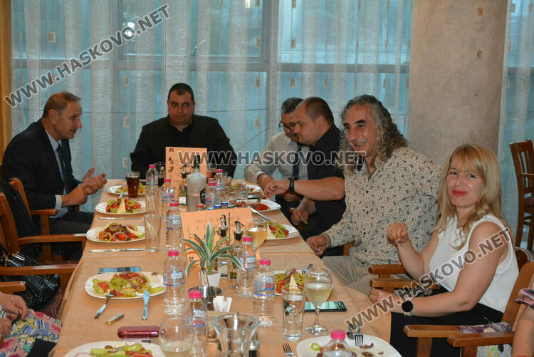 Силни випуски на ПГТАТ и Спортното училище празнуват своя бал