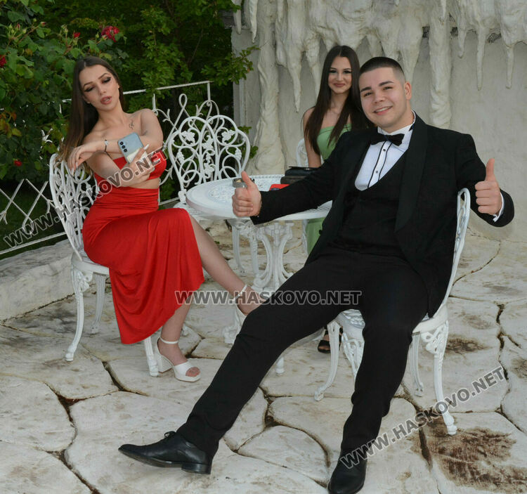 Силни випуски на ПГТАТ и Спортното училище празнуват своя бал