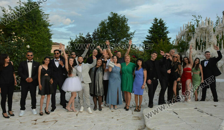 Силни випуски на ПГТАТ и Спортното училище празнуват своя бал