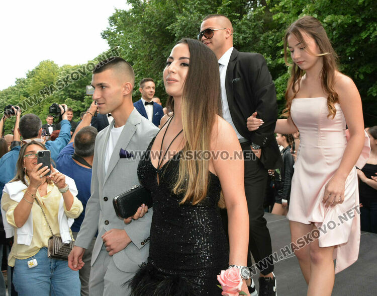 Еуфория и палитра от тоалети на бала на ПГДС в Хасково