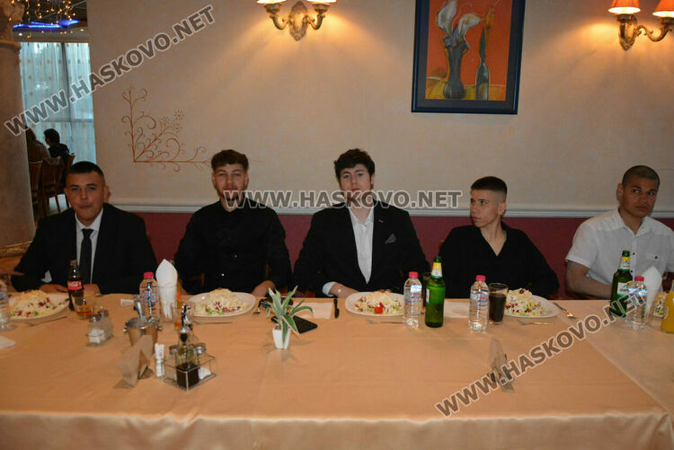 Силни випуски на ПГТАТ и Спортното училище празнуват своя бал