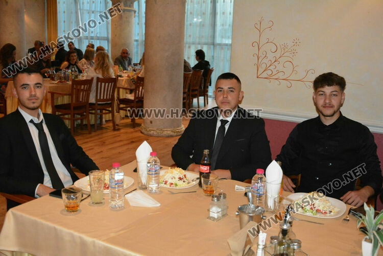 Силни випуски на ПГТАТ и Спортното училище празнуват своя бал