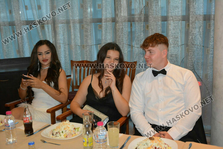 Силни випуски на ПГТАТ и Спортното училище празнуват своя бал