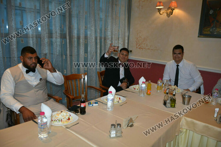 Силни випуски на ПГТАТ и Спортното училище празнуват своя бал