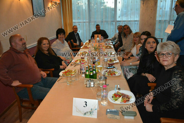 Силни випуски на ПГТАТ и Спортното училище празнуват своя бал