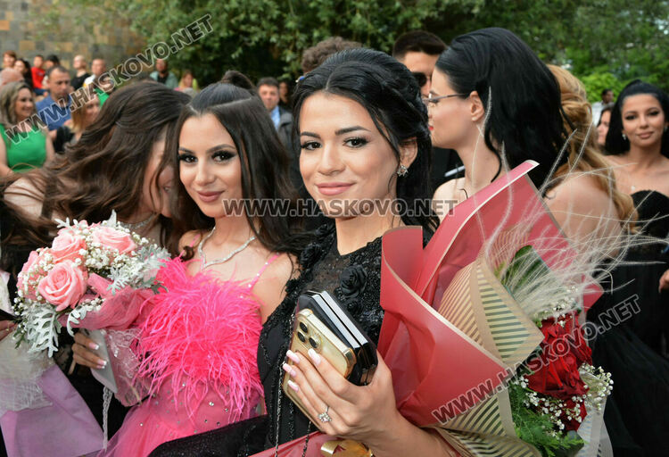 Еуфория и палитра от тоалети на бала на ПГДС в Хасково