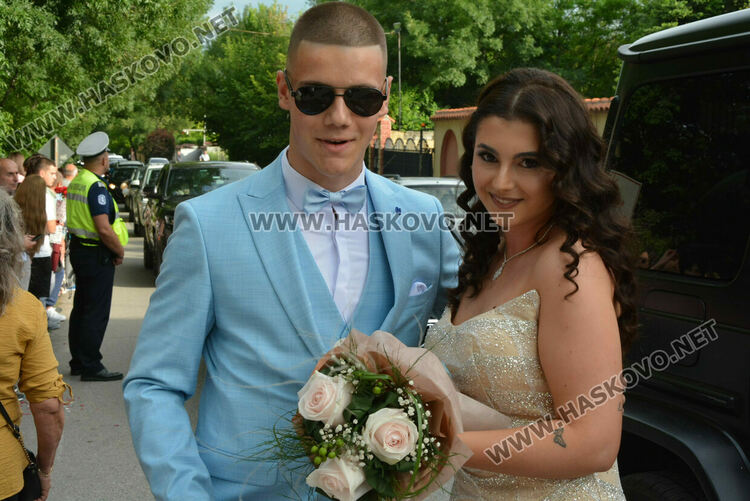 Гайдари на бала на Езиковата гимназия в Хасково