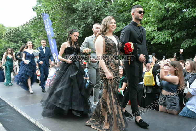 Гайдари на бала на Езиковата гимназия в Хасково