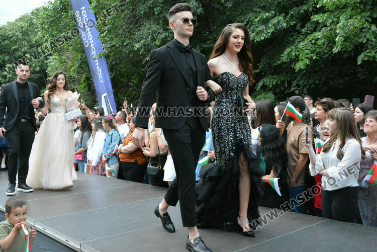 Гайдари на бала на Езиковата гимназия в Хасково