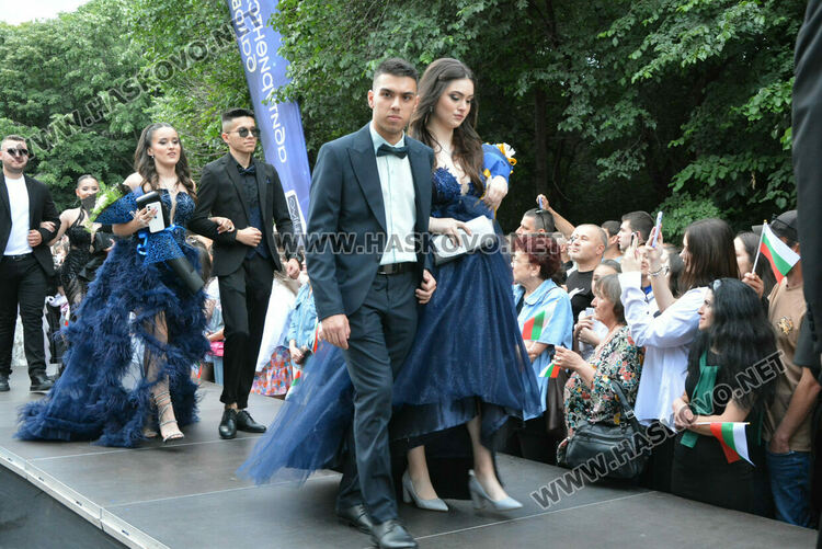 Гайдари на бала на Езиковата гимназия в Хасково