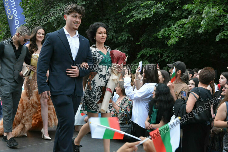 Гайдари на бала на Езиковата гимназия в Хасково