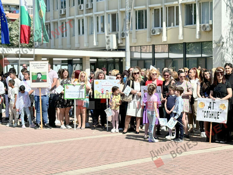 Хиляди честваха 24 май в центъра на Димитровград