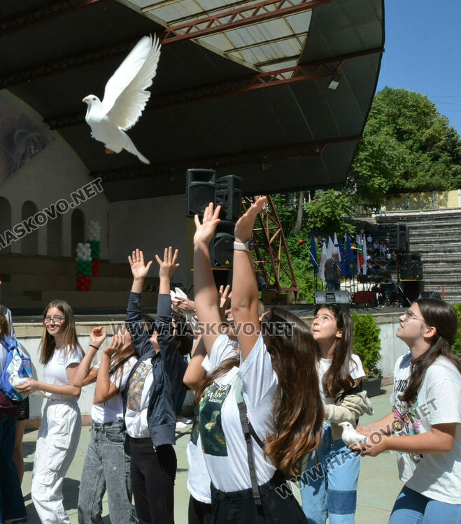 Празнично шествие за 24 май в Хасково, връчиха отличията „Ученик на годината“