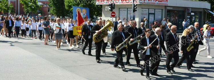 Празнично шествие за 24 май в Хасково, връчиха отличията „Ученик на годината“