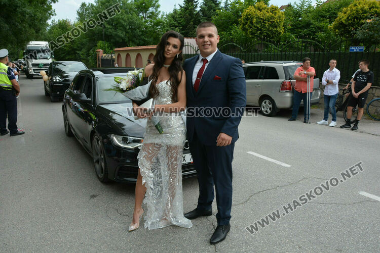 Гайдари на бала на Езиковата гимназия в Хасково