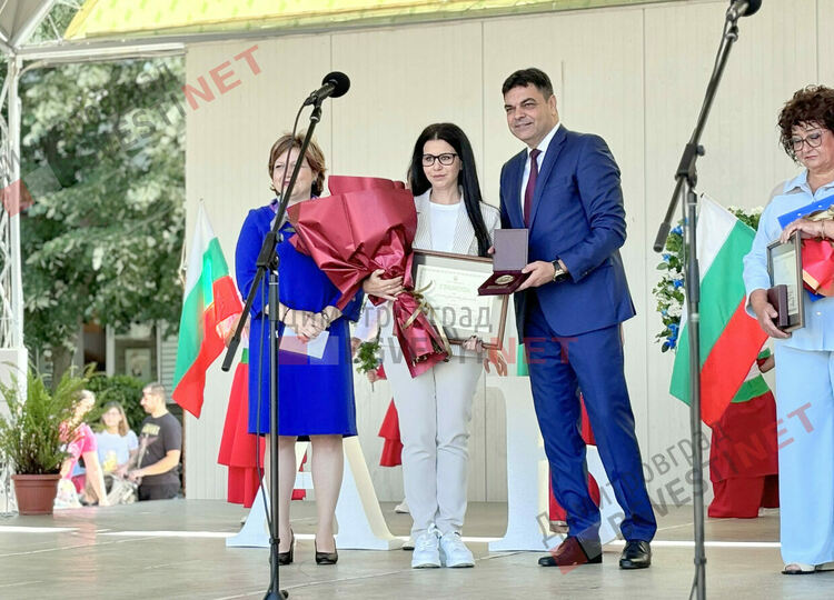 Хиляди честваха 24 май в центъра на Димитровград