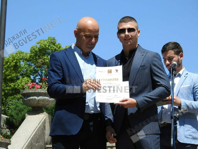 За 24-та поредна година Ротари клуб Кърджали отличи водещи ученици от общината