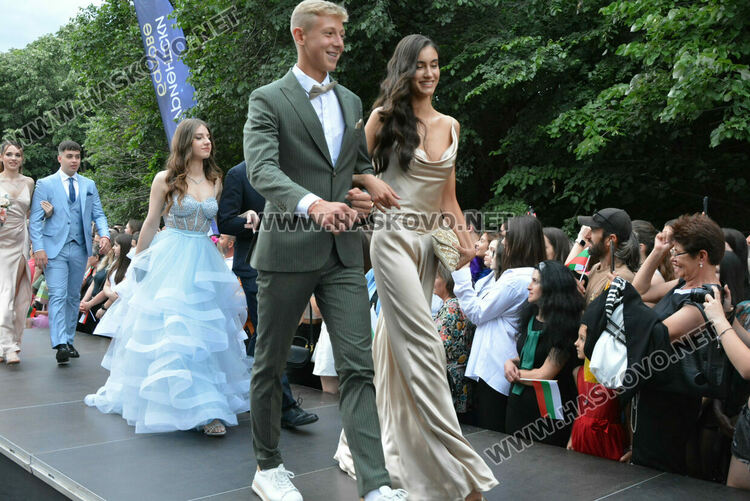 Гайдари на бала на Езиковата гимназия в Хасково