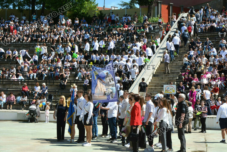 Празнично шествие за 24 май в Хасково, връчиха отличията „Ученик на годината“