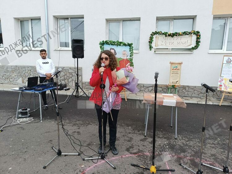 „Върви народе възродени”звуча в кв.”Боровец”,кметът на Кърджали награди училище „П.Яворов”