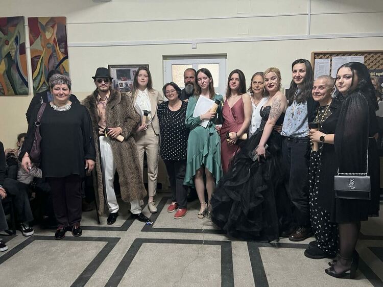 Последни и нестандартни! Художестената гимназия изпрати с клетва и емоции зрелостниците си