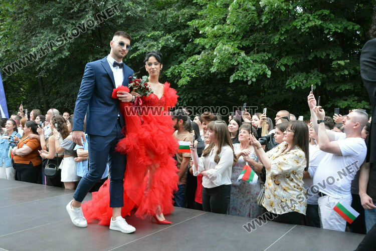 Гайдари на бала на Езиковата гимназия в Хасково