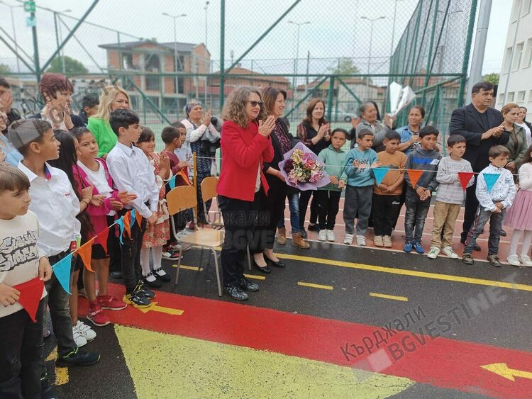 „Върви народе възродени”звуча в кв.”Боровец”,кметът на Кърджали награди училище „П.Яворов”
