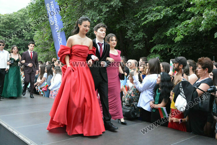 Гайдари на бала на Езиковата гимназия в Хасково