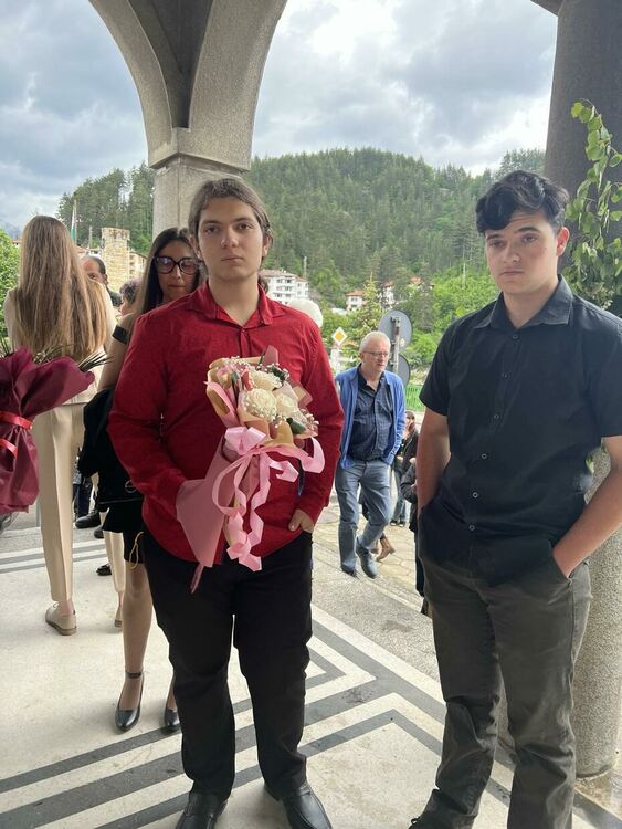 Последни и нестандартни! Художестената гимназия изпрати с клетва и емоции зрелостниците си