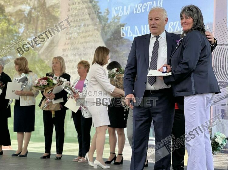 Репортерът и водещ на еТВ и СмолянБгвести Анелия Веселинова с Годишната награда за журналистика / ГАЛЕРИЯ/