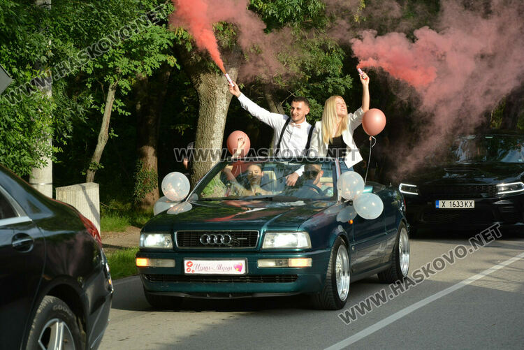 Гайдари на бала на Езиковата гимназия в Хасково