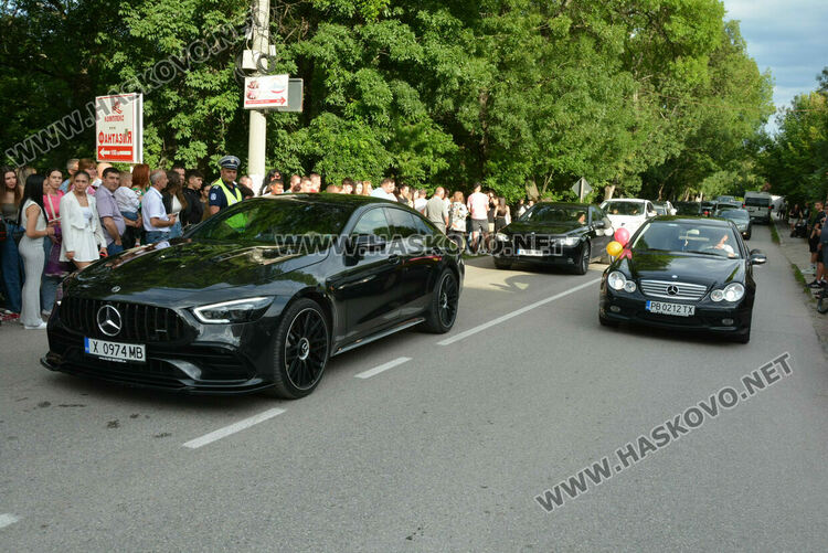 Гайдари на бала на Езиковата гимназия в Хасково