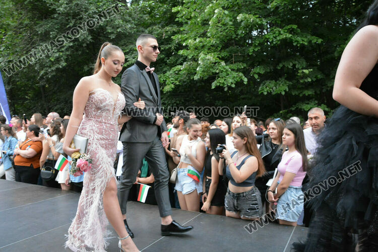 Гайдари на бала на Езиковата гимназия в Хасково